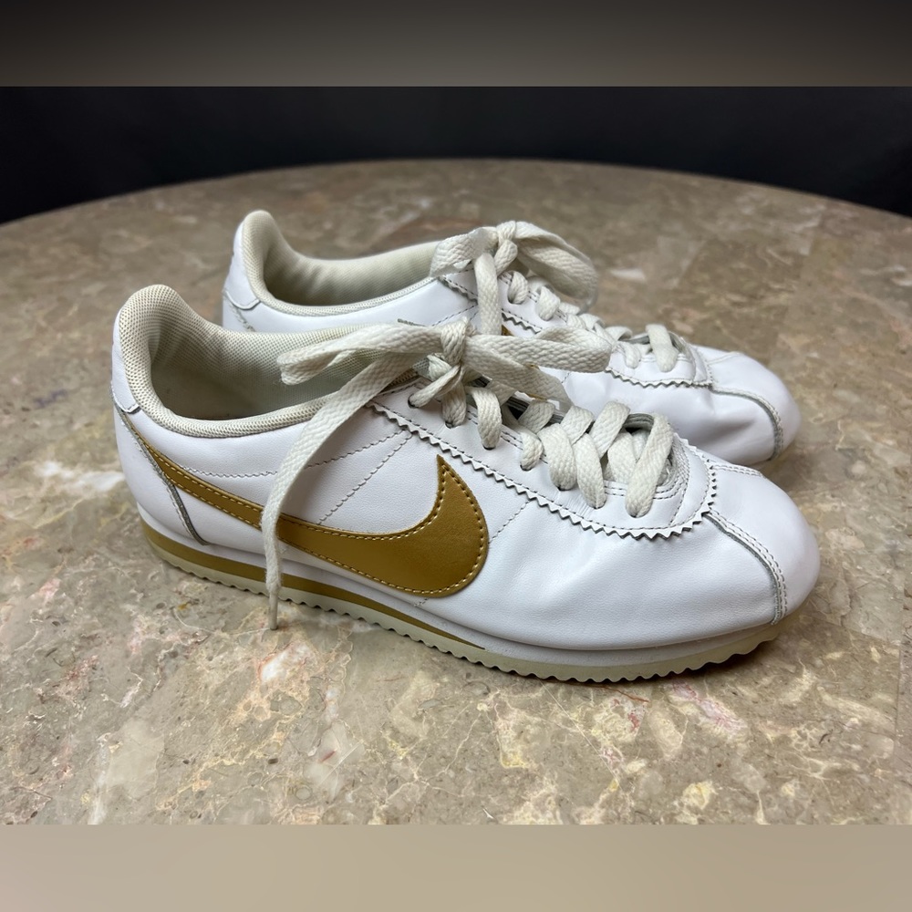 Nike Classic Cortez Sneakers women white leather gold 807471 sz 7 read below